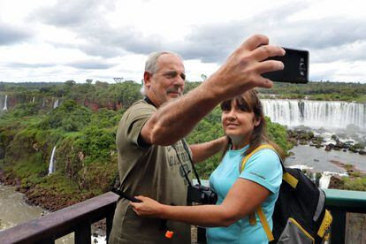 Turistas se hacen una selfi en el lado brasileño de las cataratas de Iguazú, en abril de 2019.
