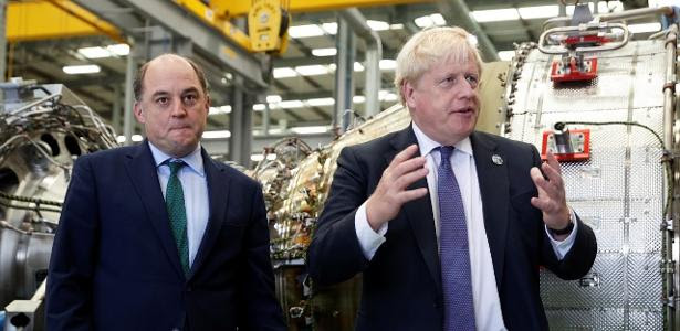 Boris Johnson (à dir.) e Ben Wallace (à esq.), favorito a assumir o posto de primeiro-ministro britânico