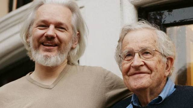 Julian Assange y Noam Chomsky. Fuente de la imagen: Democracy Now