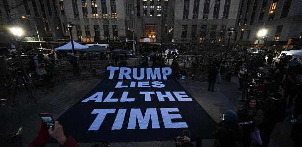 Faixa com a frase 'Trump mente o tempo todo' é exibida na calçada em frente ao gabinete da Procuradoria de Manhattan, em Nova York (EUA)