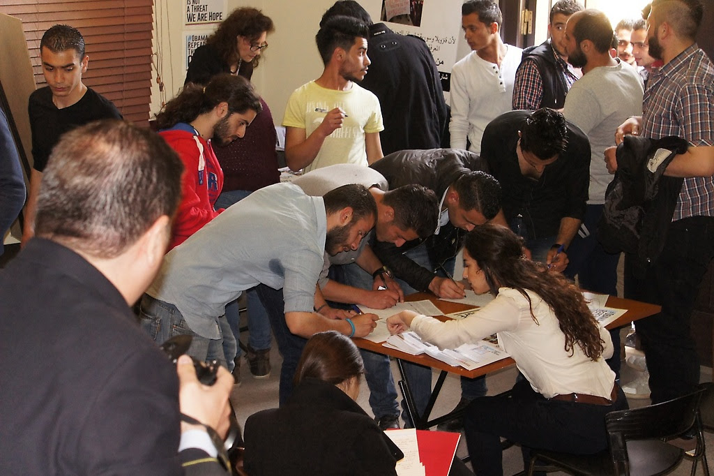La comunidad estudiantil y público asistente sirio manifestó su apoyo firmando los cuadernos de nuestra campaña en contra del "Decreto Ejecutivo" del Gobierno de los EEUU.