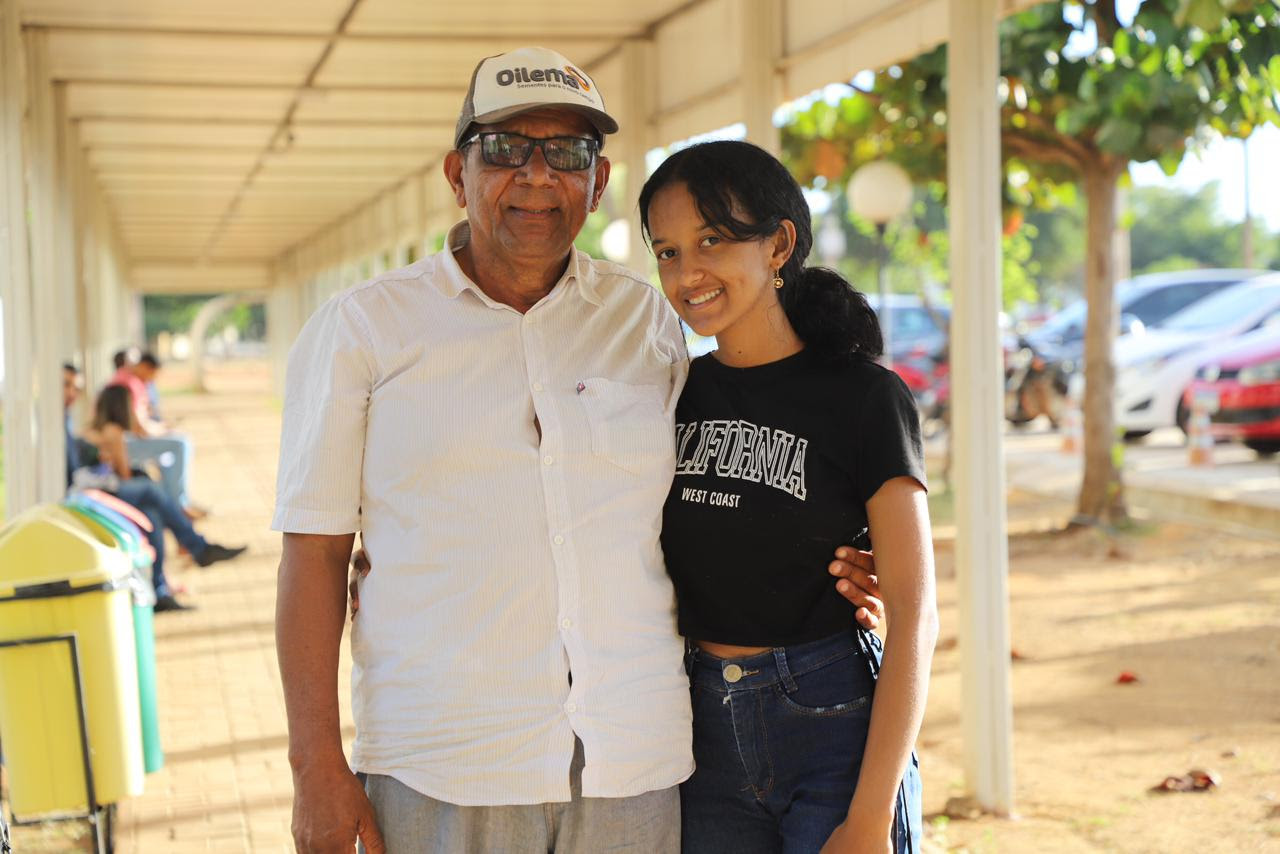 Daniella e seu pai Agostinho Alves da Silva vieram do município de Almas para a aplicação do Vestibular 2023/2 (Nonato Silva/Dicom Unitins)