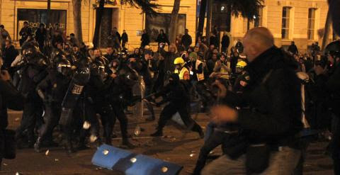 Policías y manifestantes durante los enfrentamientos del 22 de marzo de 2014. -JAIRO VARGAS