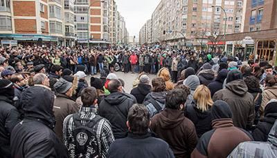 Asamblea de los vecinos del barrio burgalés de Gamonal que protestan por la construcción de un bulevar en la calle Vitoria.- Santi Otero (EFE)