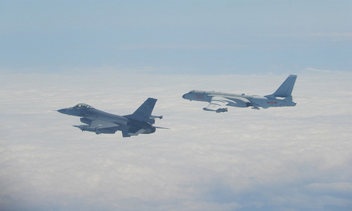 Tiêm kích F-16 của phòng vệ Đài Loan giám sát oanh tạc cơ H-6 của quân đội Trung Quốc tháng 2/2020. Ảnh: Cơ quan phòng vệ Đài Loan.