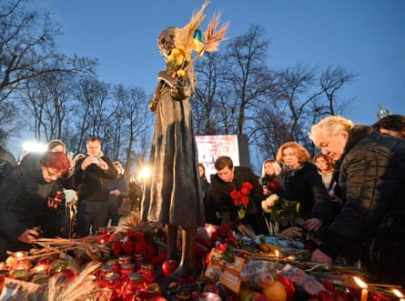 Oamenii au aprins lumânări anul trecut la un monument din Kiev pentru victimele foametei Holodomor din 1932-1933.