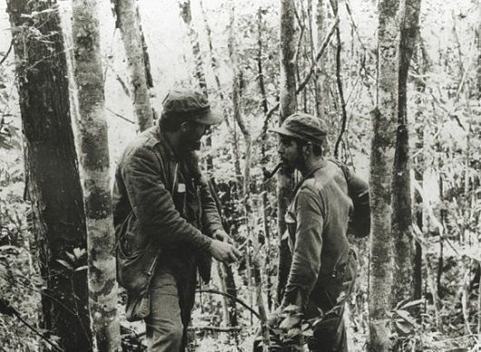 Fidel y el Che durante la guerra revolucionaria en la Sierra Maestra, 1957. Foto: Oficina de Asuntos Históricos del Consejo de Estado/ Fidel Soldado de las Ideas.