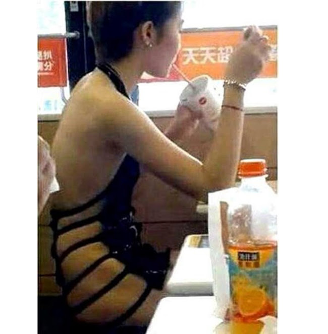 Hình ảnh cô gái gây sốc với kiểu mặc táo bạo quá mức, gây phản cảm.