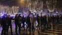La policía de Francia usa gas lacrimógeno contra varios aficionados en París | Videos
