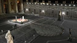 Un'immagine della Via Crucis del 2020 in Piazza San Pietro