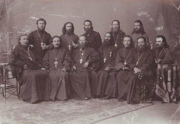 Священномученик Владимир (Богоявленский) в сане иеромонаха (3-й слева, сидит) и неизвестные священнослужители
