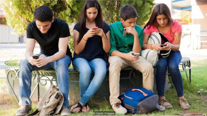 Adolescentes com smartphones