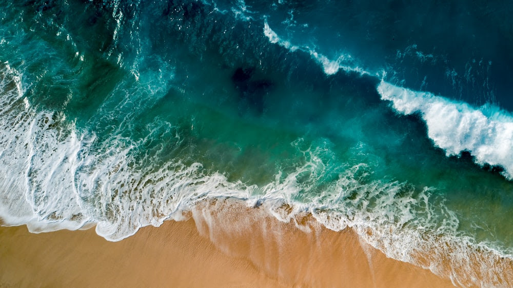 vagues de la mer sur le rivage brun pendant la journée