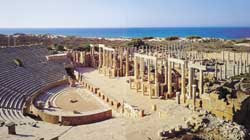 Os restos arqueológicos do teatro romano de Leptis Magna, atualmente na Líbia