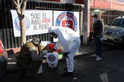 Brigadas sanitarias autogestionadas desinfectan barrios de coronavirus en Chile: "Se están muriendo mis vecinos"