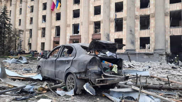 Rússia bombardeia centro de Kharkiv, e comboio ameaça capital da Ucrânia