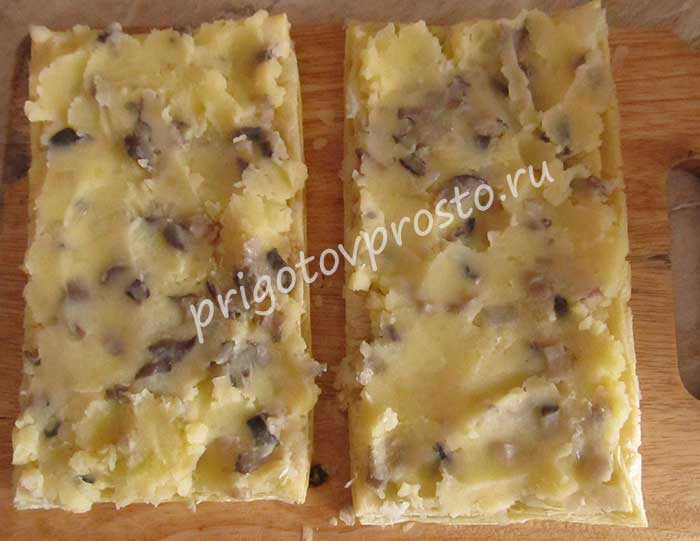 Слоеный картофель грибами. Слоеные слойки с картошкой и грибами. Пирог картошка грибы дома. Как сделать слойку картошка сыр. Пятерочка пирожок с картошкой и сыром.
