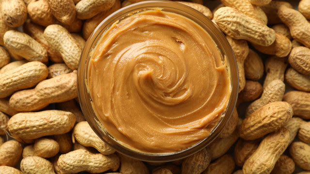 Quatro benefícios de comer manteiga de amendoim todos os dias