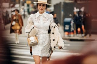 vestir blanco invierno 2020 abrigo pelo vestido corto