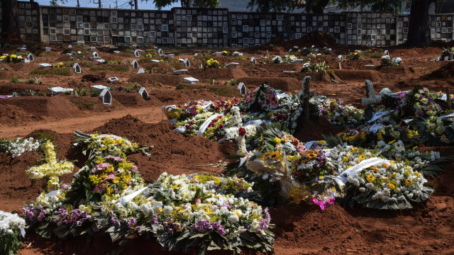 Vila Formosa volta a ter fila de carros funerários após elevação de enterros em SP
