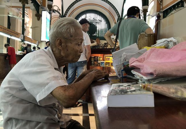 Ông cụ viết thư tay cuối cùng ở Sài Gòn đã nghỉ việc vì sức khoẻ yếu, nhiều người Sài Gòn tiếc nuối: Bưu điện như mất đi một phần &quot;linh hồn&quot;  - Ảnh 1.