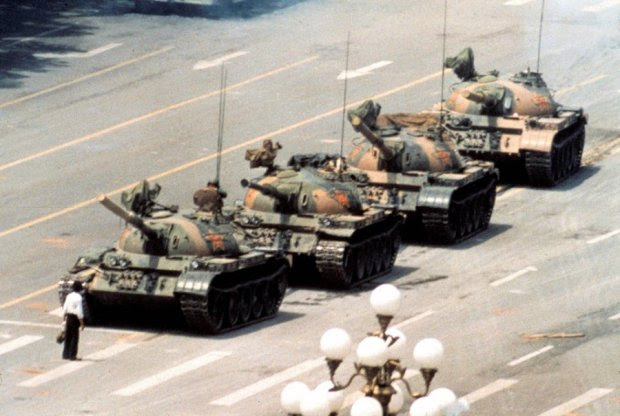 ΠΕΚΙΝΟ-5 Ιούνη1989: Η διάσημη φωτογραφία του Jeff Widener με τον ανώνυμο διαδηλωτή στην
 πλατεία Τιενανμέν του Πεκίνου. Η εικόνα συμβολίζει το τέλος της εποχής του Ψυχρού Πολέμου και την αυταπάρνηση των πολιτών.