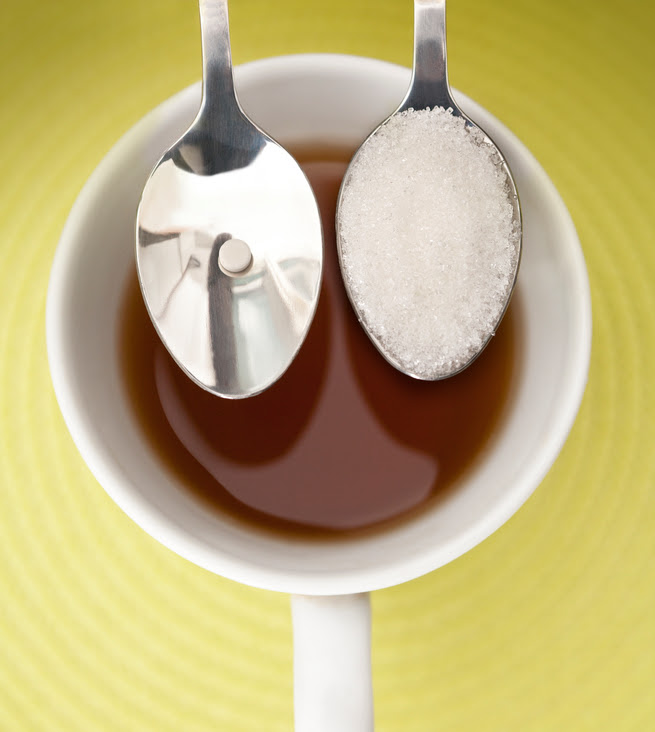 imagen de una taza de té con azúcar y edulcorantes