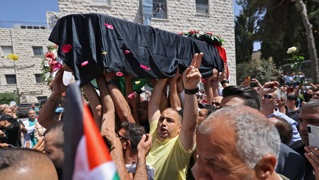 Publican videos de las fuerzas israelíes mientras atacan el funeral de la periodista asesinada de Al Jazeera