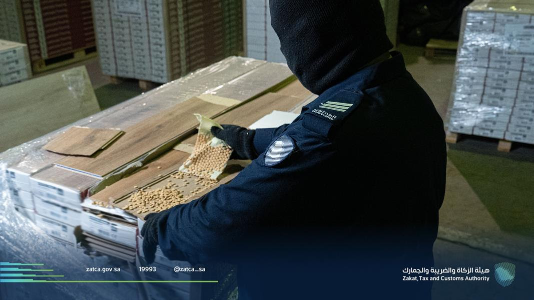 بالفيديو والصور: إحباط تهريب 3 ملايين حبة كبتاجون مخبأة داخل ألواح خشبية عبر ميناء الملك عبد العزيز بالدمام