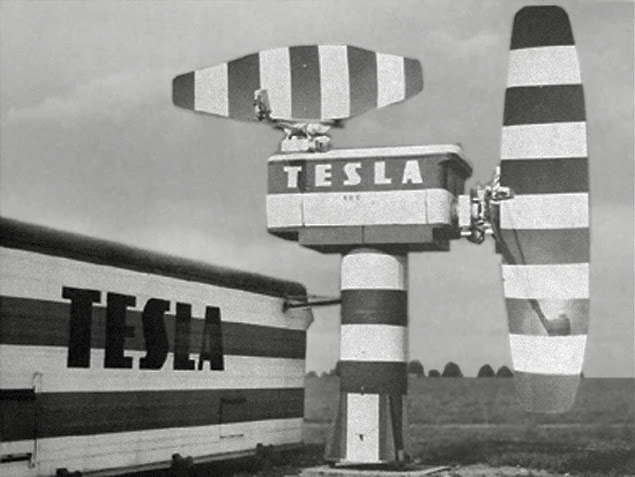 Amerikalılar savaş zamanında Alman denizaltılarını bulabilmek için Edison’dan yardım istemiş ve Tesla’nın önerisi olan "enerji dalgalarını kullanalım" fikrine Edison'un şiddetle karşı çıkması sebebiyle bugün "radar" dediğimiz aygıt 25 yıl geç keşfedilmiştir.