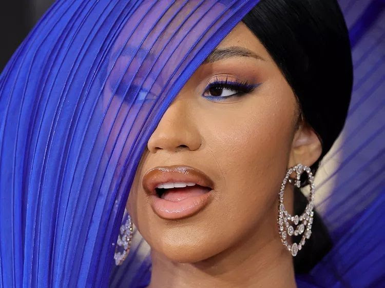 Cardi B mejores looks de belleza grammys 2023