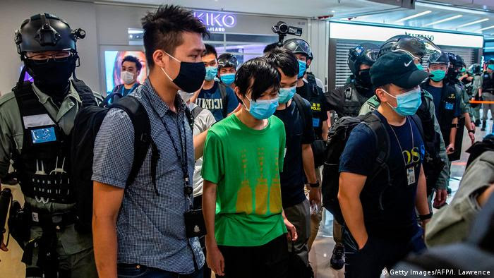 Manifestantes são detidos pela polícia em Hong Kong, depois da entrada em vigor da nova lei de segurança