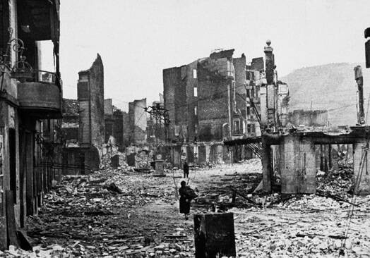 Cuando las bombas fascistas cayeron en el pueblo español de Guernica en la noche del 26 de abril de 1937, el horror que Picasso sintió fue como si un relámpago le hubiese pegado; y esa luz está en la pintura.