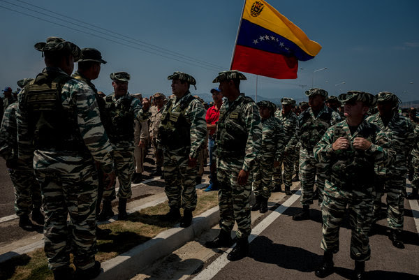 Soldados y milicianos venezolanos apostados en la autopista que conduce al cruce fronterizo