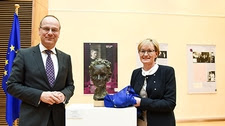 Commissioner Tibor Navracsics and Vice-President of the European Parliament Mairead McGuinness (right)