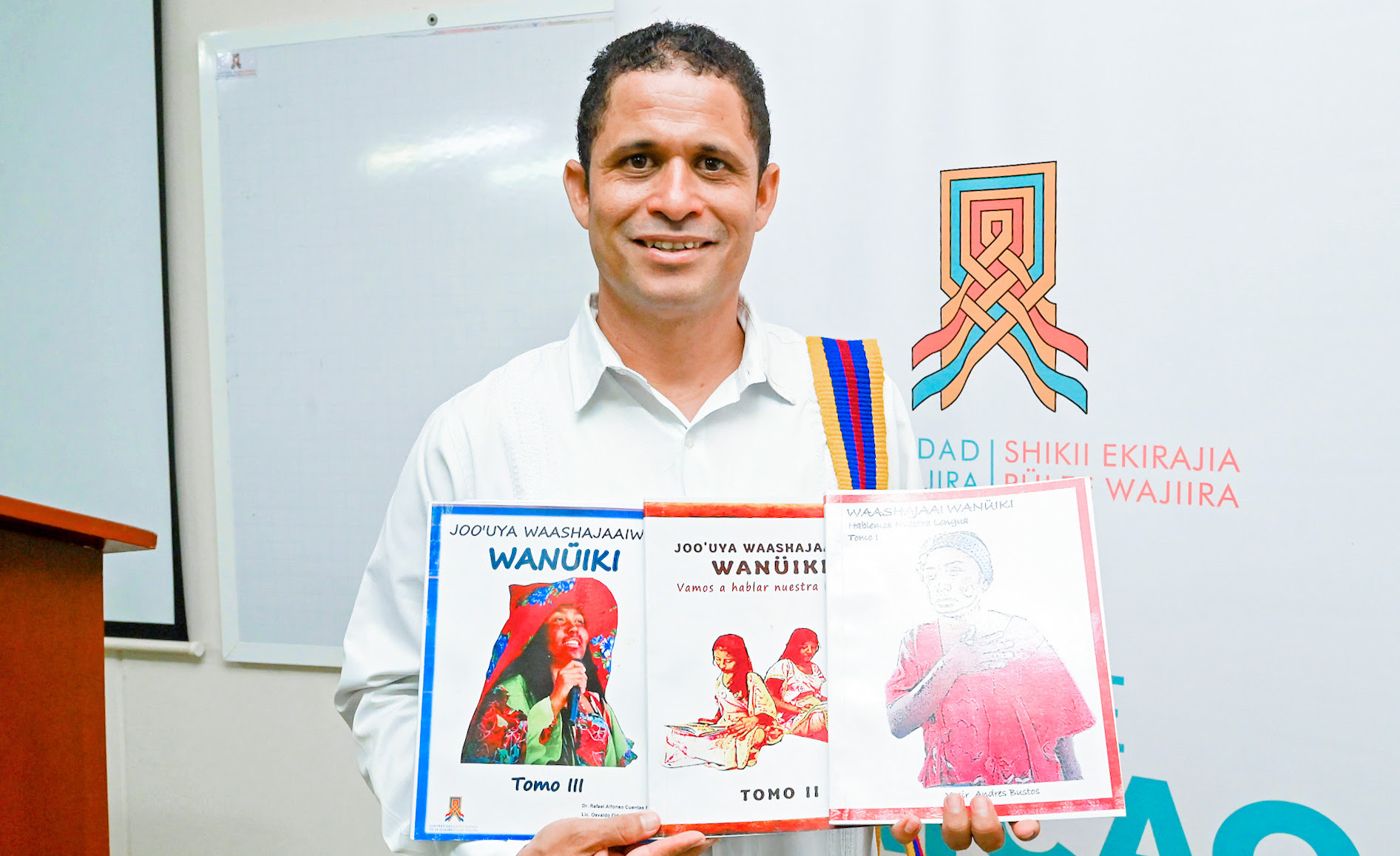 Yasir Andrés Bustos Flórez, graduado del programa de Licenciatura en Etnoeducación e Interculturalidad de la Universidad de La Guajira