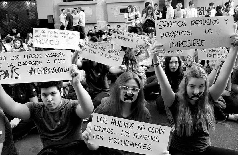 Estudiantes de secundaria protestan contra la corrupción en el sistema educativo, el 1º de octubre, frente al Ministerio de Educación y Cultura en Asunción, Paraguay. Foto: Andrés Cristaldo Benítez, Efe