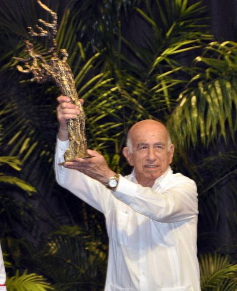 José Ramón Machado Ventura, Segundo Secretario Partido Comunista de Cuba y Vicepresidente de los Consejos de Estado y de Ministro, recibe de manos de Raúl Fornes, presidente de la Asamblea Municipal de Santiago de Cuba (I), un Reconocimiento Especial para El Líder Histórico de la Revolución Cubana el Comandante en Jefe Fidel Castro Ruz, en la Sesión Solemne de la Asamblea Provincial del Santiago de Cuba, el 25 de julio de 2015. AIN FOTO/Marcelino Vázquez Hernández