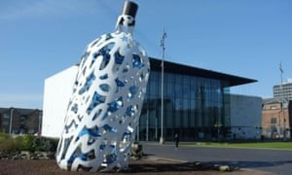 La Botella con Mensajes en el Instituto de Arte Moderno de Middlesbourg, Inglaterra,
