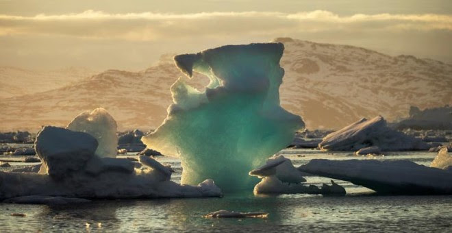 Un iceberg flota en un fiordo cerca de la localidad de Tasiilaq, en Groenlandia. (LUCAS JACKSON | EFE)