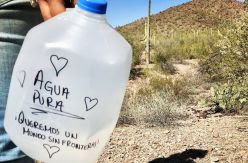 Condenadas por dejar garrafas de agua en el desierto para los migrantes que tratan de llegar a EEUU