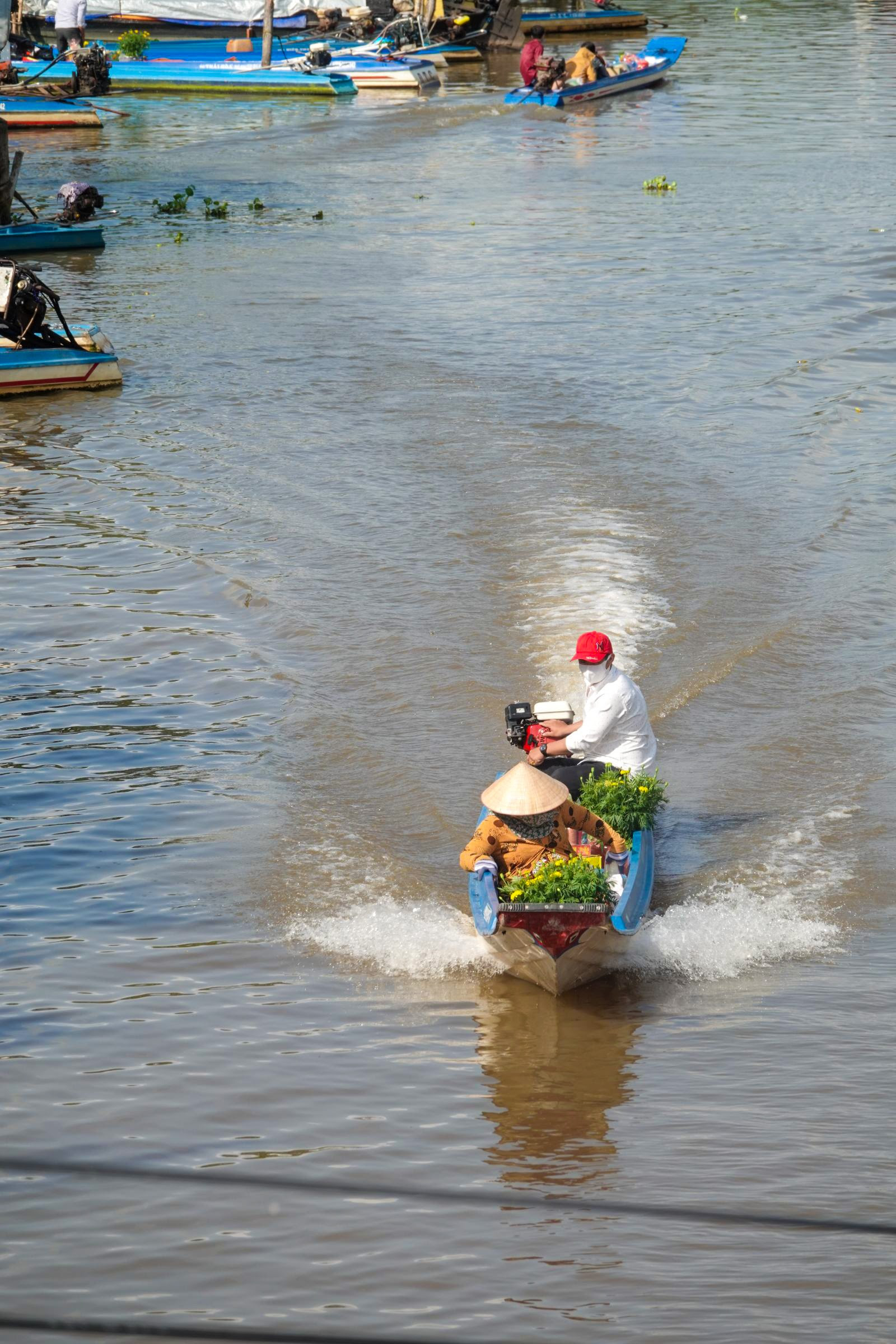 Hình ảnh những chiếc ghe, xuồng chở đầy hoa đang bung nở được nhiều người ví von là “chở mùa xuân” về nhà, tạo nên khung cảnh ngày Tết đặc trưng của vùng sông nước miền Tây.