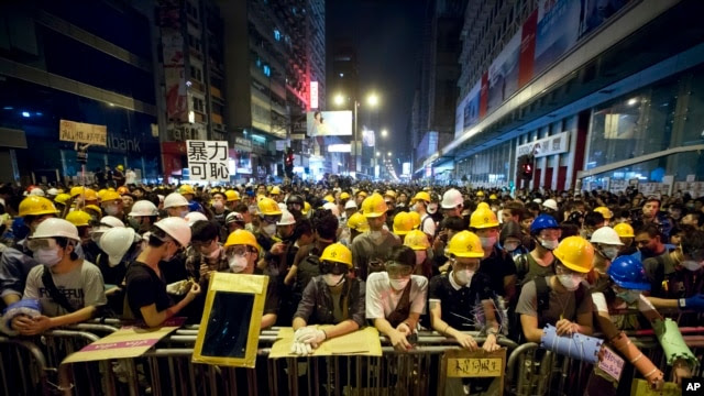Người biểu tình đứng sau các chướng ngại vật tại khu vực bị chiếm đóng ở khu thương mại Mong Kok (Vọng Giác), ngày 20/10/2014.