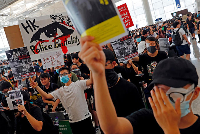 Người biểu tình ở sân bay Hông Kông ngày 12/8 lên án cảnh sát bắn vào mắt người biểu tình. 