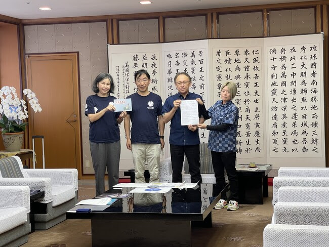 6月20日、玉城デニー沖縄県知事に要望書を手渡しました。
