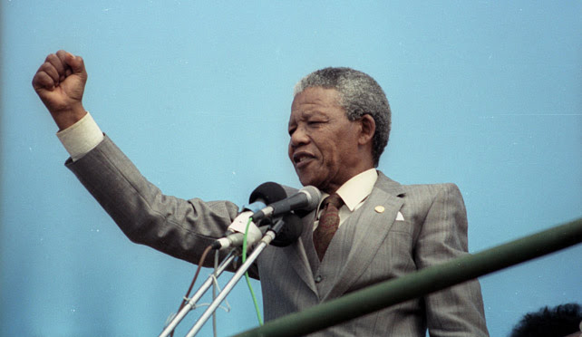 Nelson Mandela pronucia un discurso en 1990.