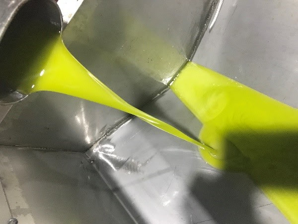 olive oil pouring