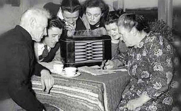 Tesla, Marconi'nin kabul edilen radyonun icadından 10 yıl önce radyo ilkelerini zaten göstermişti.