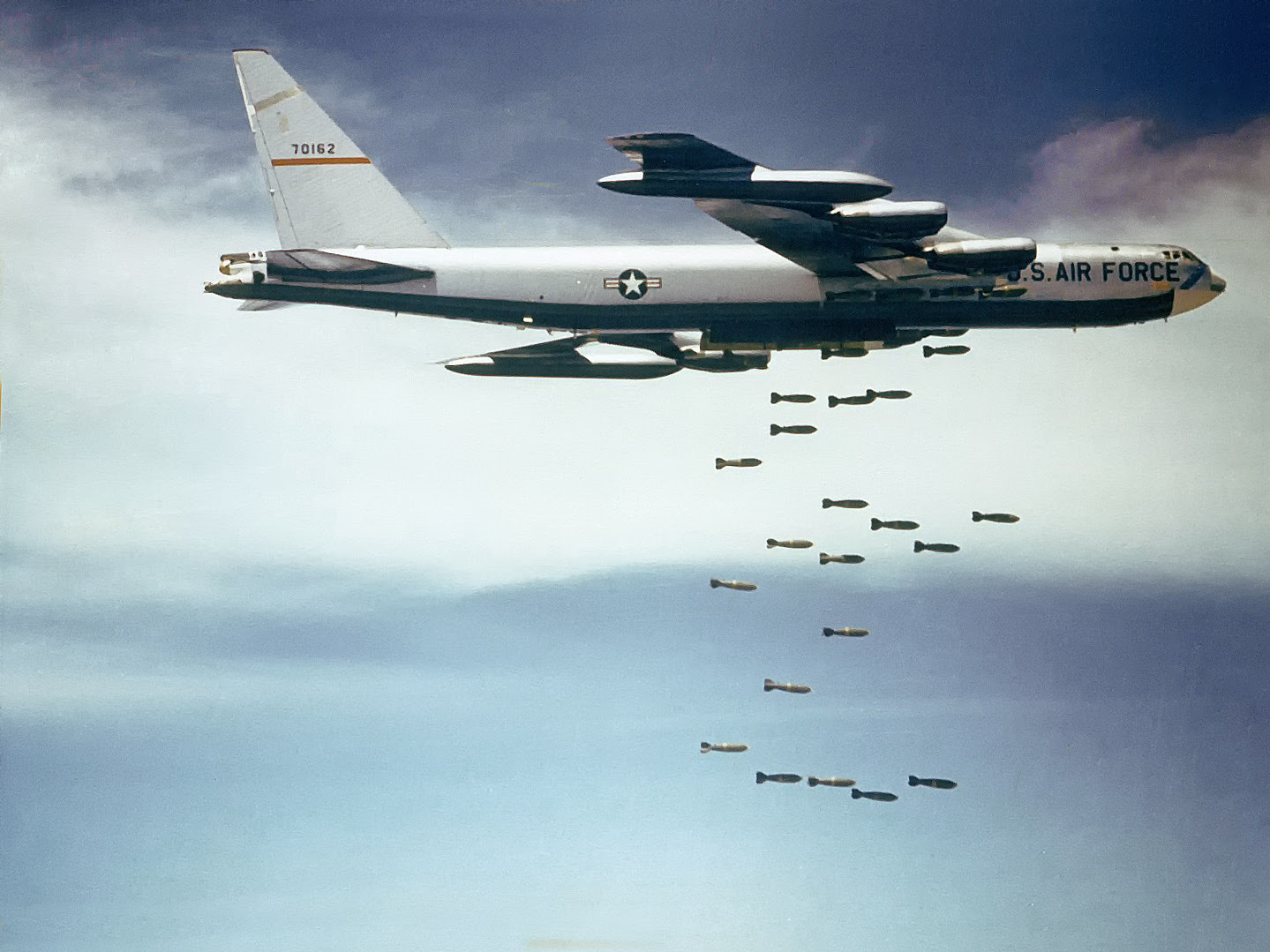 http://upload.wikimedia.org/wikipedia/commons/c/c3/Boeing_B-52_dropping_bombs.jpg