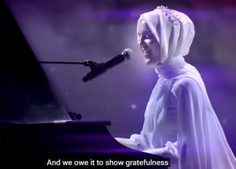 بعد اعتناقها الإسلام.. شاهد مغنية بوب إنجليزية تغني طلع البدر علينا